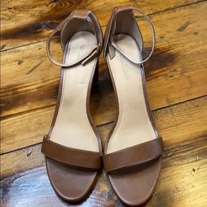 Women’s 13 Hot Tomato chunky heel Used